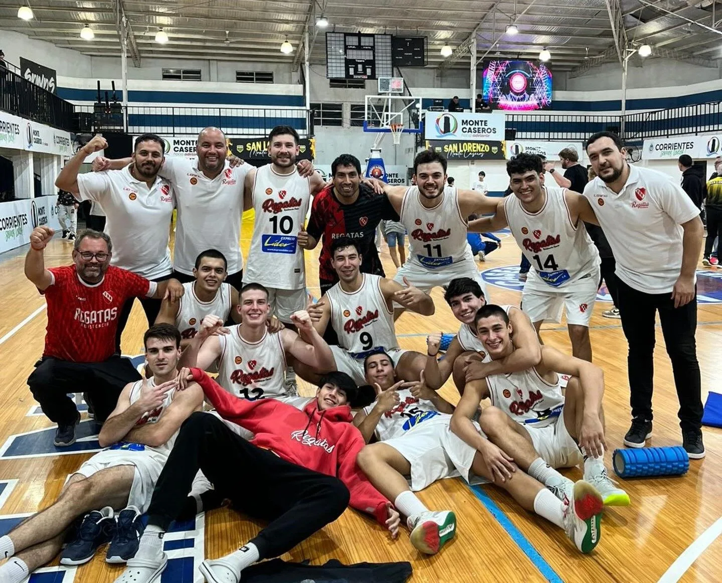 Batacazo remero en Monte Caseros: Regatas sorprendió al líder y lo bajó en el cierre