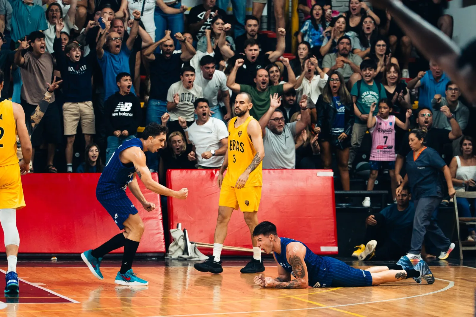 Regatas Corrientes mostró carácter y le ganó a Obras en la última