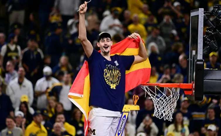 Aday Mara, el primer español en cortar las redes de la NCAA