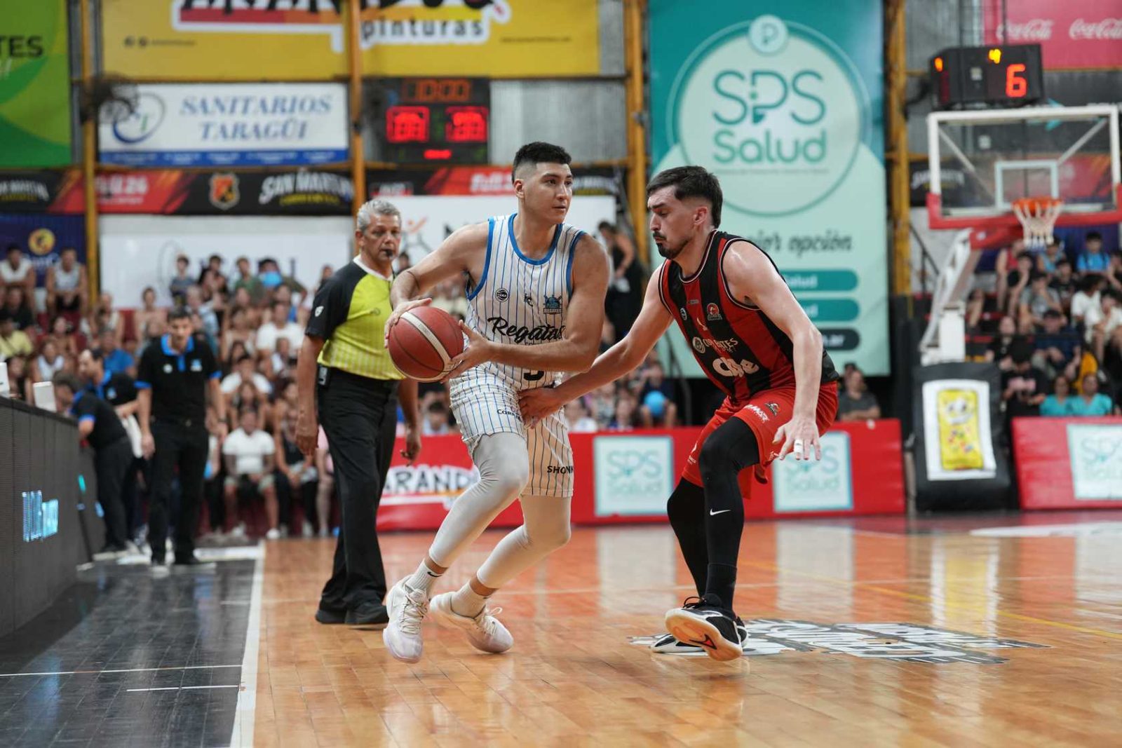 Regatas mandó en el Fortín, ganó el clásico y trepó a la cima