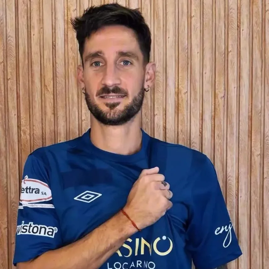 A los 36 años, se retiró del fútbol para dedicarse a jugar al básquet