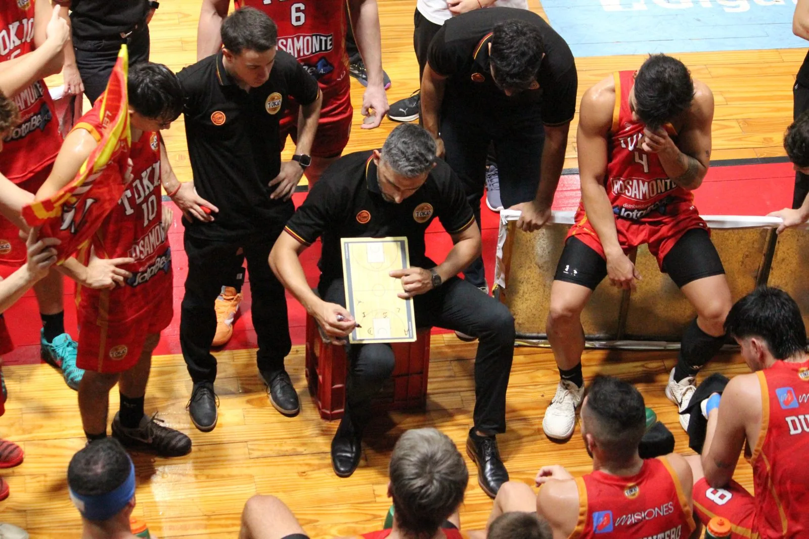 Doble desafío en Posadas: Tokio busca reacción inmediata