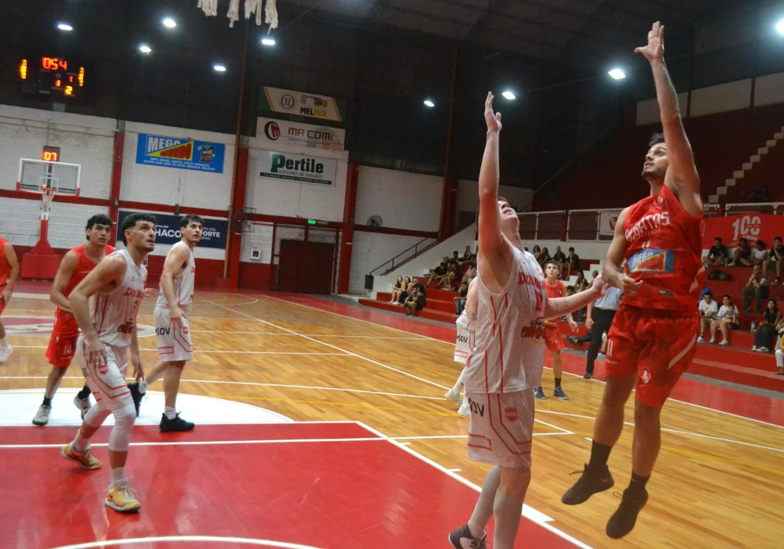 Regatas Resistencia debutó con autoridad y dejó sin respuestas a Don Bosco