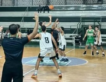 Hindú lo dio vuelta en un tercer cuarto demoledor y arrancó con triunfo