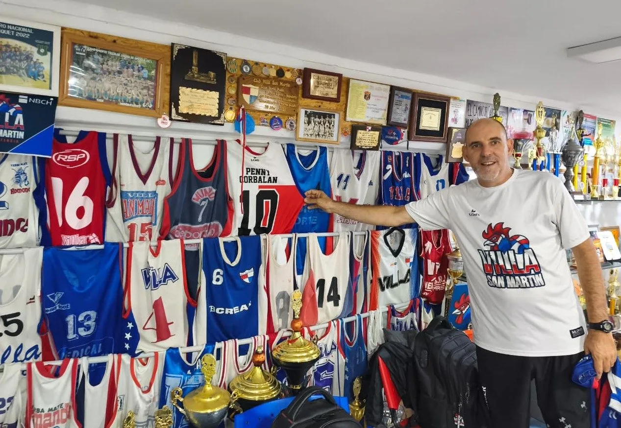 Profe César, el alma del semillero: “Lo fundamental es saber mucho más del chico que del básquet”