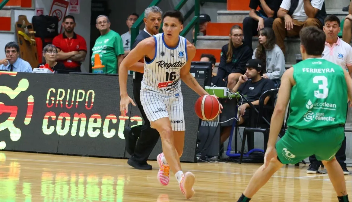 Regatas de Corrientes volvió al triunfo frente a Atenas